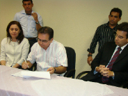 Prefeito Leônidas Cristino assinando termo de compromisso de doação.