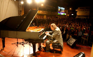 Pianista já fez 255 apresentações no País através do projeto Um Sorriso pela Estrada