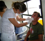 Durante o evento foi realizado exame para prevenção do câncer bucal
