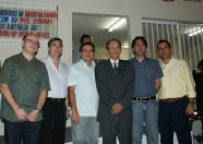 O Secretário da Saúde, Carlos Hilton, o Prefeito Leônidas Cristino, juntos ao homenageado Dr. Neves