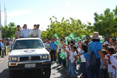 Prefeito e autoridades militares abrem o desfile do Dia 7 em Sobral