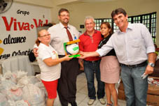 Secretários Hermenegildo  e Eugênio fizeram a entrega   na sede da Casa de Apio do Grupo Viva a Vida. 