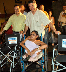 Prefeito Veveu entrega cadeira de rodas a Sandra Dias