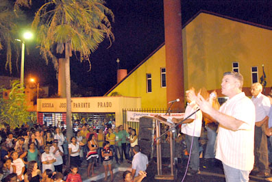 Professores, estudantes e demais membros da comunidade do Sumaré, participaram ontem da inauguração na Escola José Parente Prado.