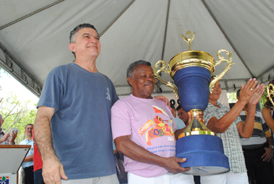 Diretor da Unidos do Alto do Cristo, Gonzaga, recebeu do Prefeito Veveu o troféu de Escola Campeã do Carnaval 2012. 
