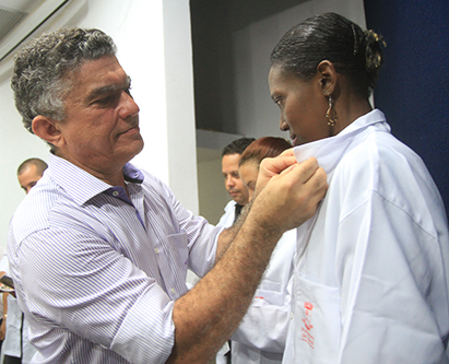 Dra. Delvis Nelis Chibas recebendo botton da Prefeitura de Sobral